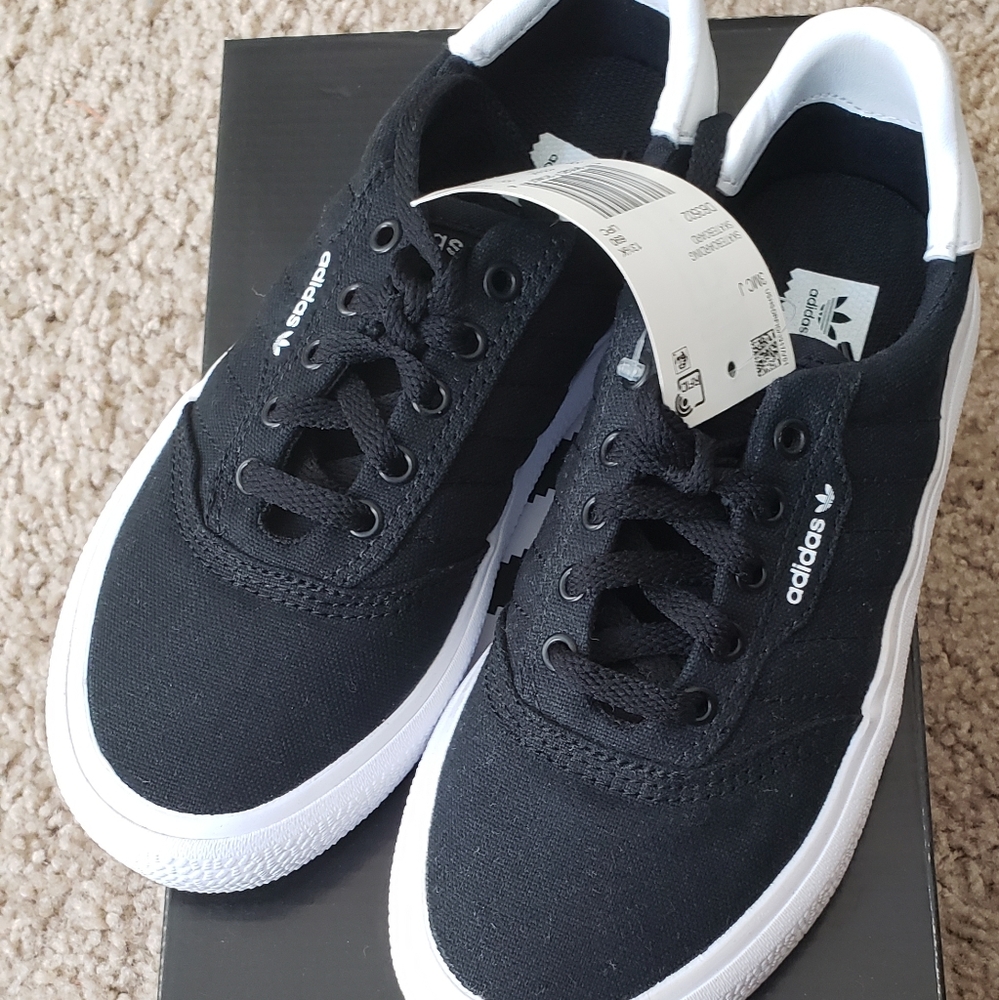 Adidas Boy 3MCJ Skateboarding.